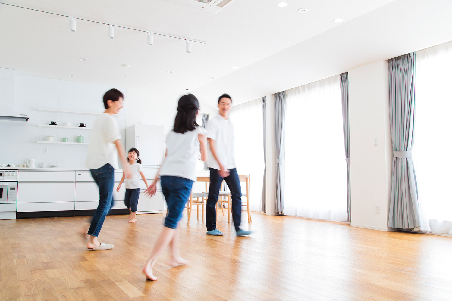 フローリングを歩く家族