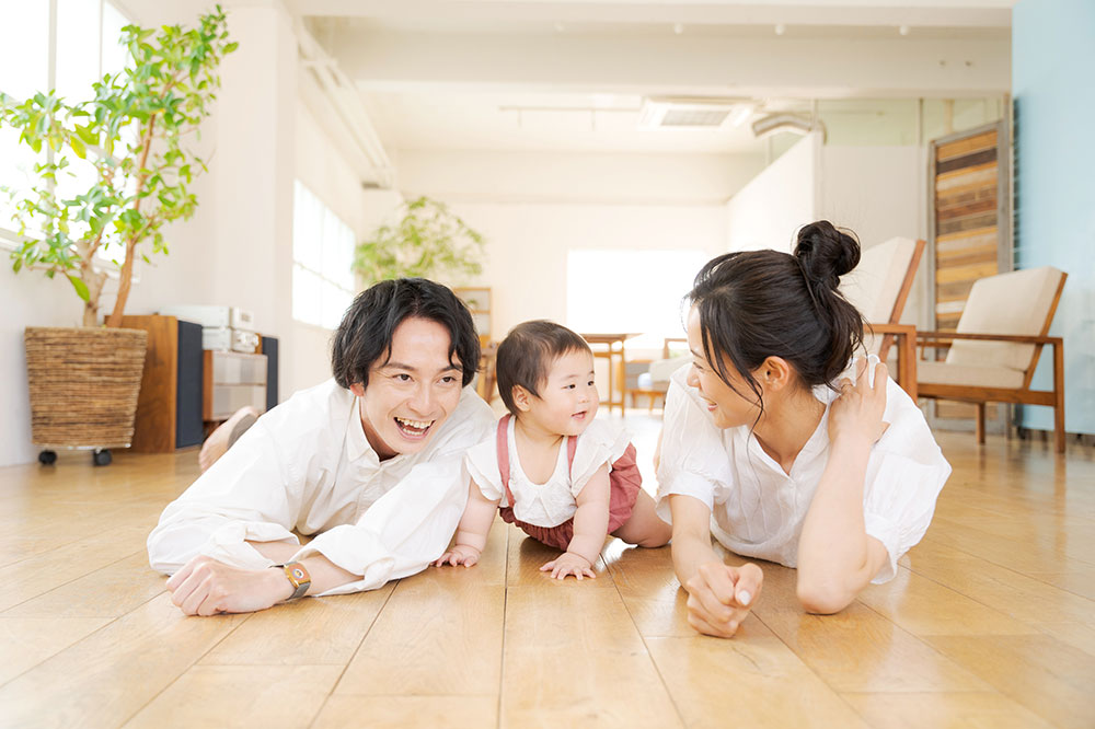 フローリングに寝転ぶ家族