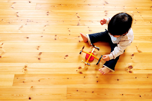 フローリングの上で遊ぶ子供